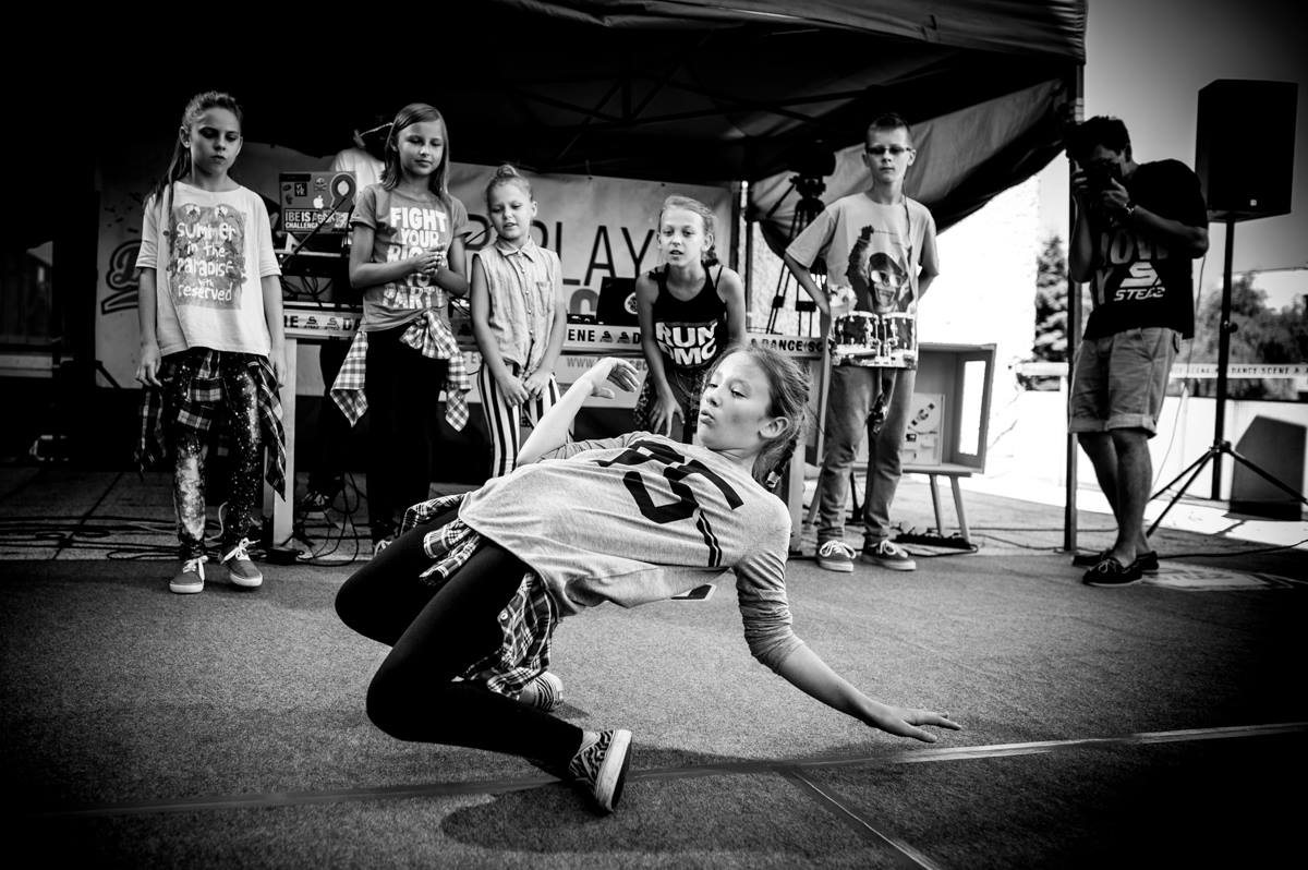 Młoda tancerka podczas występu street dance
